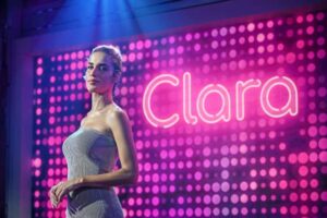 Clara, incidente hot a un concerto (VIDEO), ma il protagonista sui
