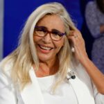 Mara Venier sorridente negli studi di Domenica In