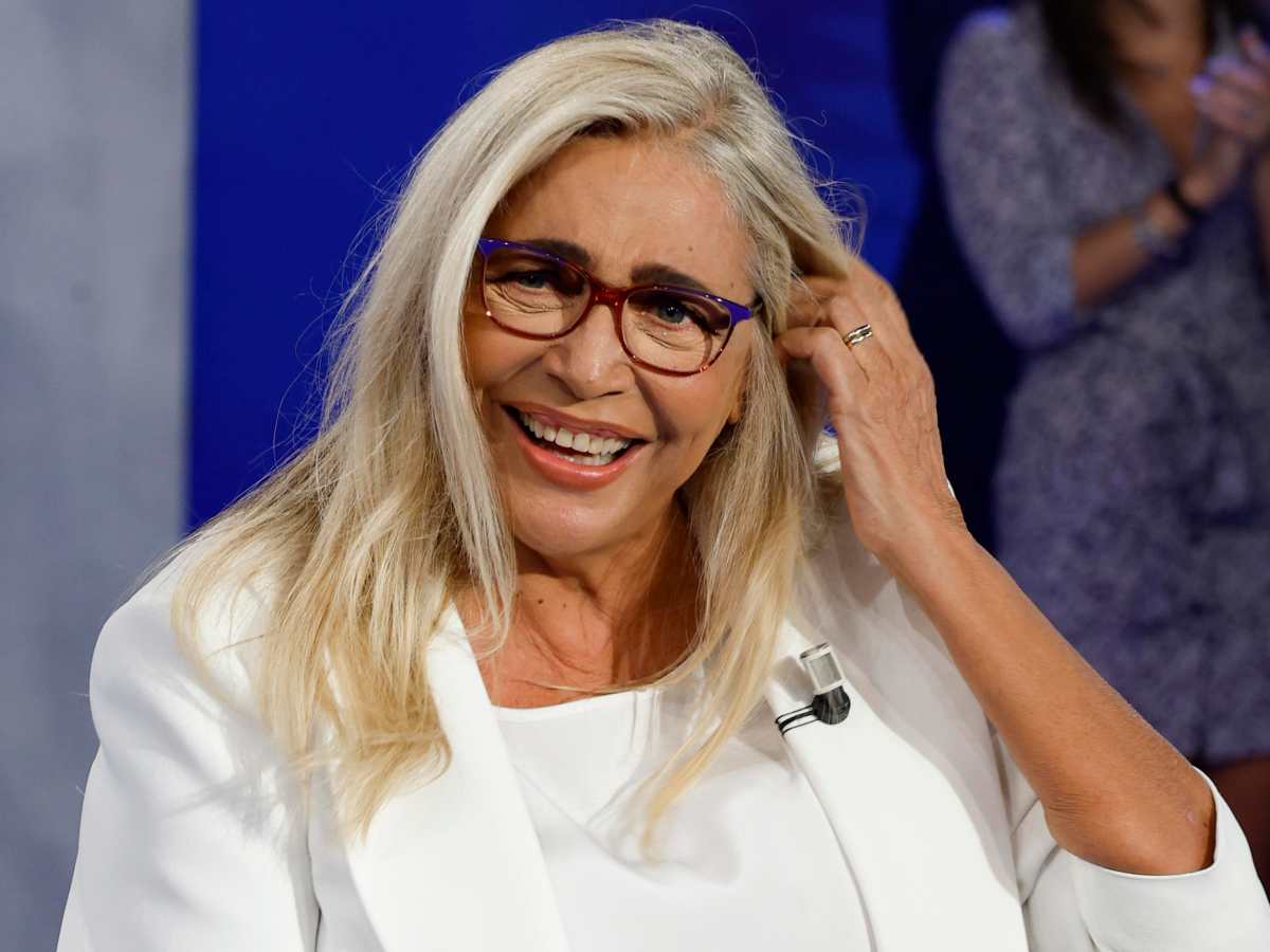 Mara Venier sorridente negli studi di Domenica In