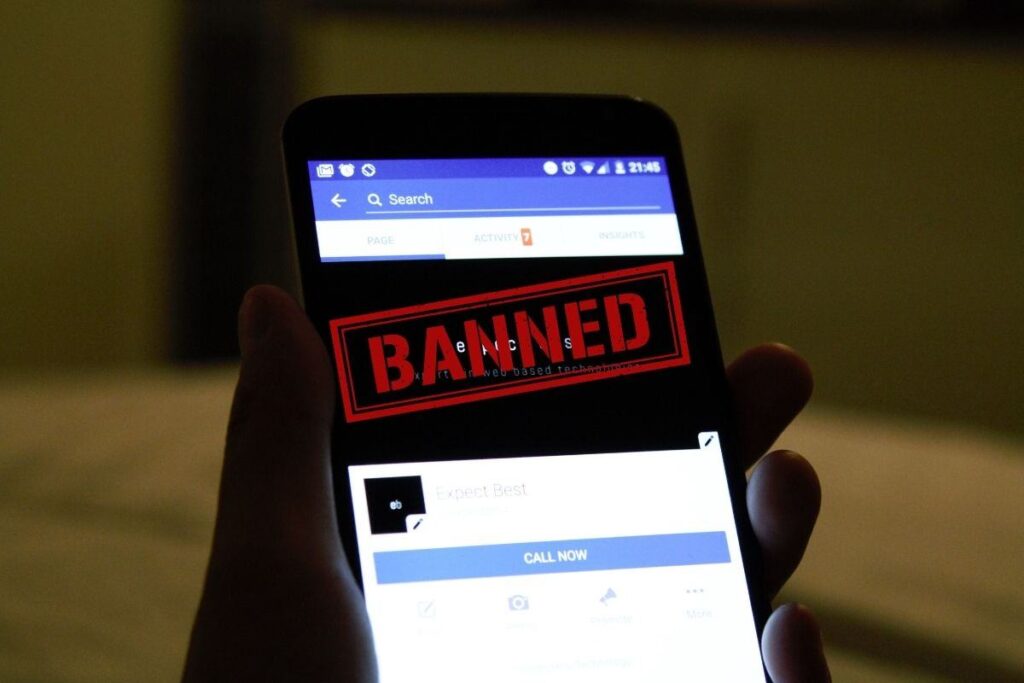 pagina Facebook sovrastata dalla scritta "Banned"