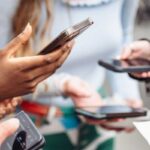 Gruppo di ragazzi che utilizza lo smartphone