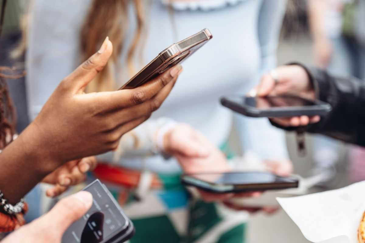 Gruppo di ragazzi che utilizza lo smartphone
