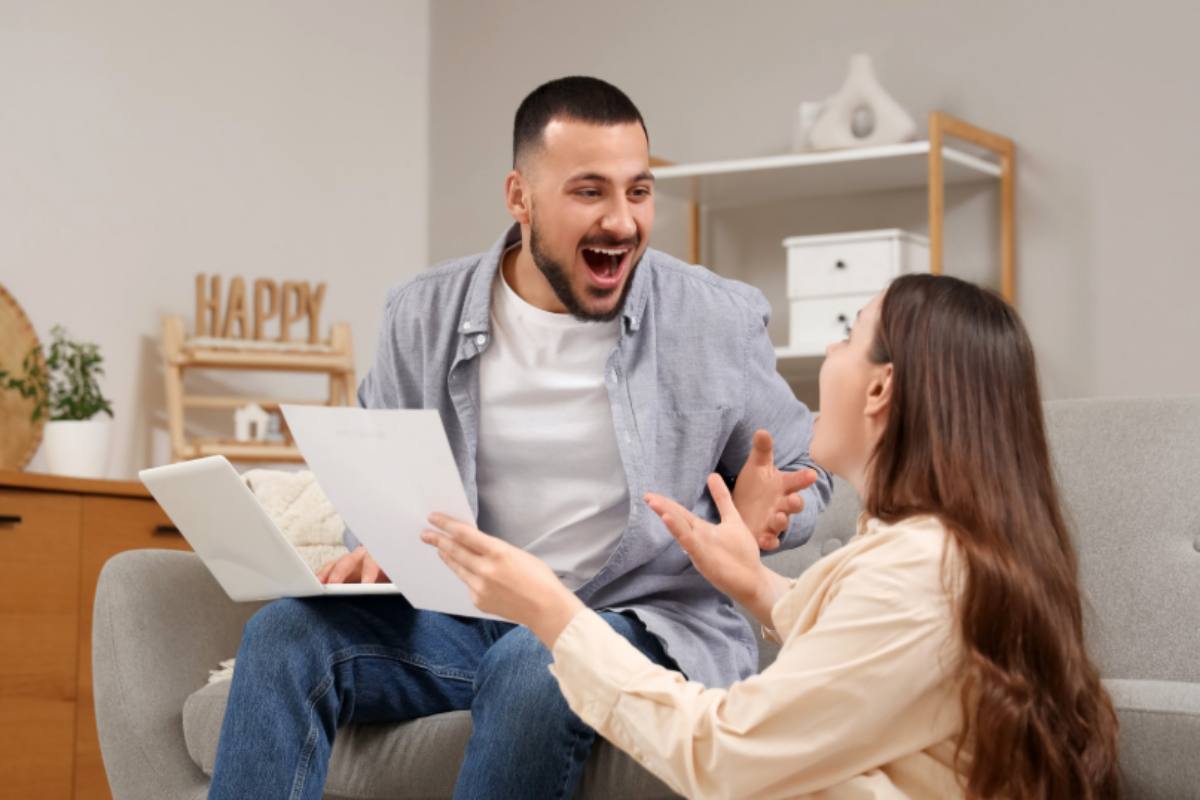 uomo e donna che esultano