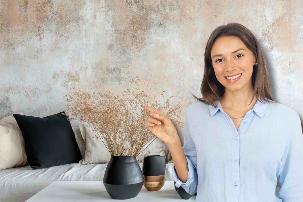 Donna che sorride in primo piano e divano