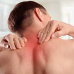 Uomo con cervicale infiammata