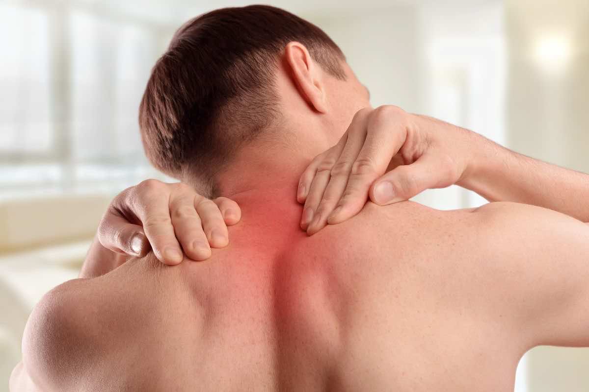Uomo con cervicale infiammata