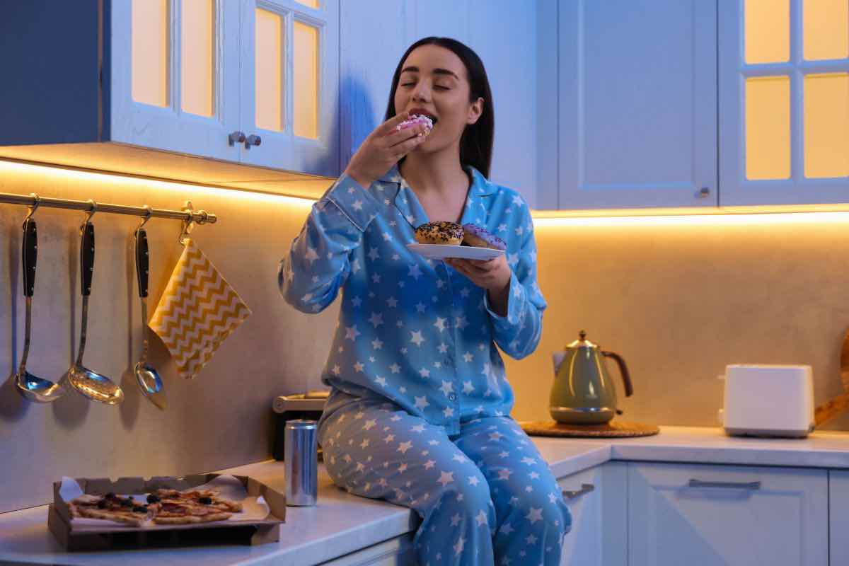 Donna che mangia in pigiama