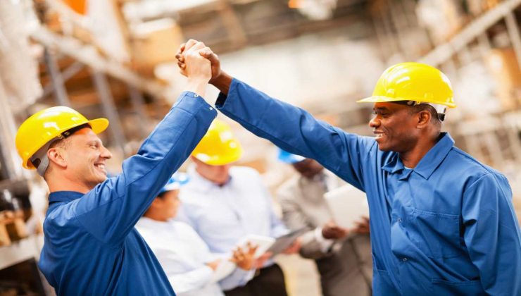 Lavoratori festeggiano il bonus