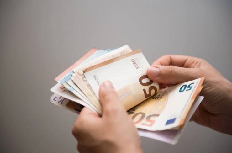 persona con delle banconote di euro in mano