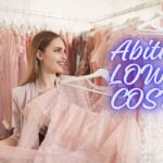 Donna che sceglie abiti e scritta 'abiti low cost'