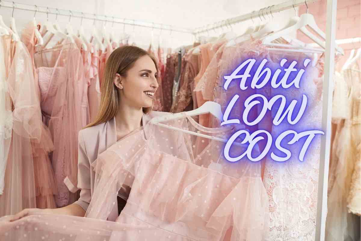 Donna che sceglie abiti e scritta 'abiti low cost'