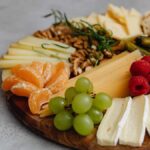 tagliere di frutta e formaggi